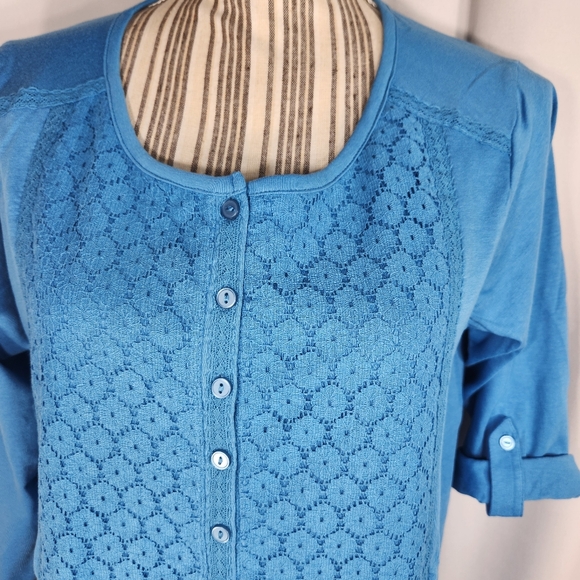American Sweetheart NWOT Blue Lace & Partial Button Tab Sleeve Top Size Medium - Picture 2 of 8